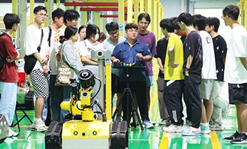 中國礦業大學信控學院人工智能專業師生百余人蒞臨鑫科機器人參觀學習