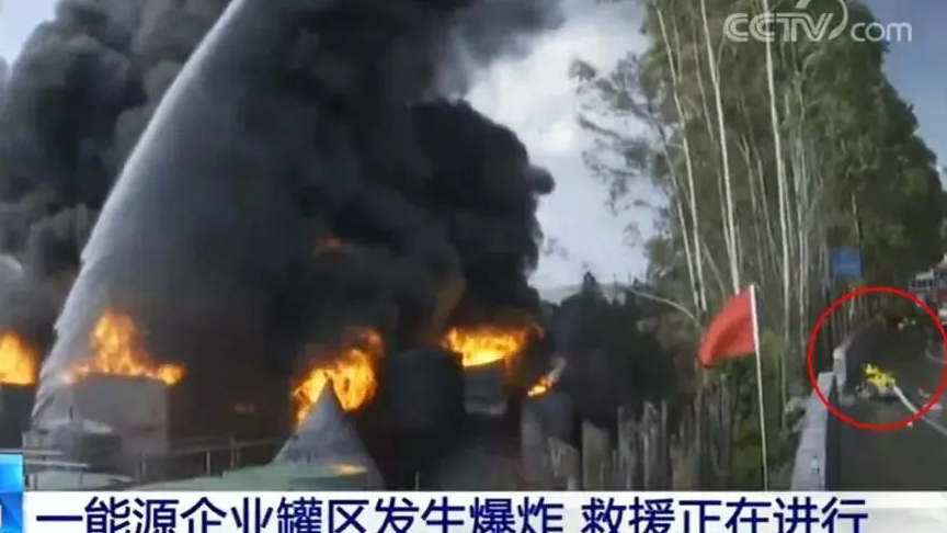 迎危而上！消防機器人參與福建龍巖一新能源公司滅火救援